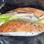 バケットサンド 蒸し鶏と金ごまごぼう