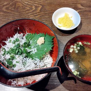 釜揚げしらす丼(味噌汁、漬物付)(さかなや道場 清水駅前店 )
