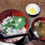 釜揚げしらす丼(味噌汁、漬物付)