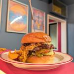 牛すじラグーのチリチーズハラペーニョバーガー