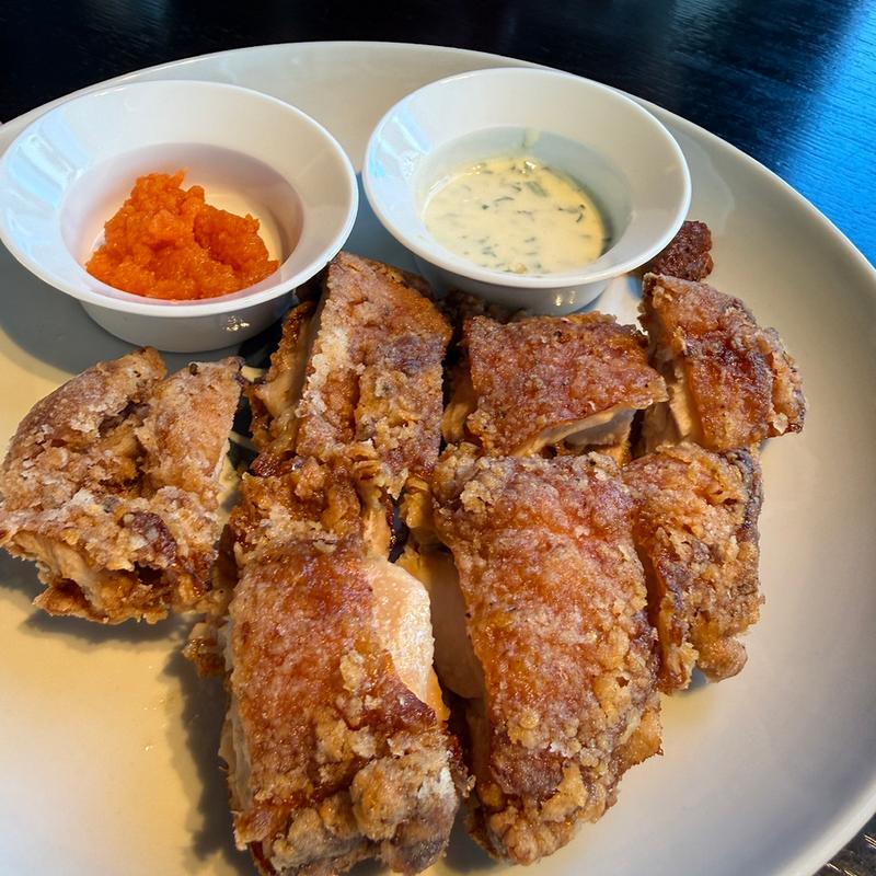 鶏 蔵部の山賊焼き 特製ソース2種添え(小布施 寄り付き料理 蔵部 銀座)