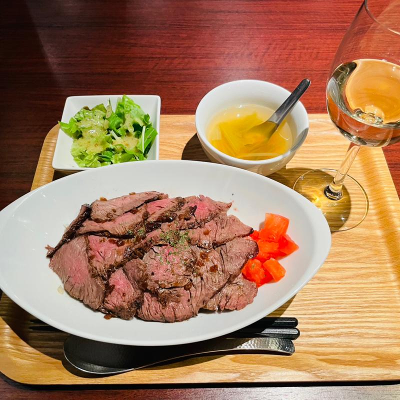 Beefステーキボウル(肉1.5倍)スープサラダ付(大衆肉バル Kamiichi 上大岡)