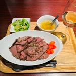 Beefステーキボウル(肉1.5倍)スープサラダ付