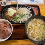ハーフローストビーフ丼とハンバーグセット(武州うどんあかね&みどりダイニング)