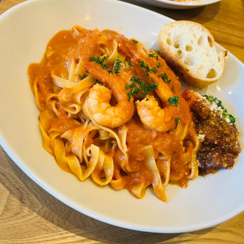 えびのトマトクリームソース（フェトチーネ）(パスタショップ （Pasta Shop）)