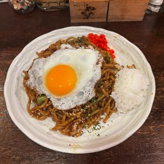 焼きそば　目玉焼き
