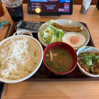 牛小鉢ソーセージエッグ朝食　アイスコーヒーL