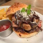 3種のきのこと自家製デミグラスソースのハンバーガー