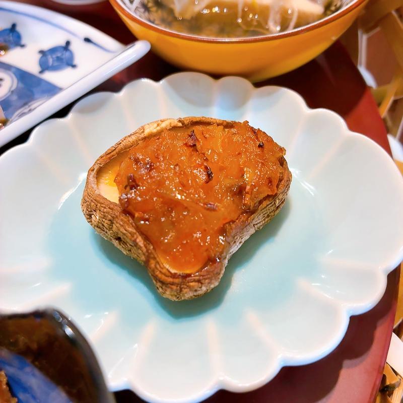 焼きシイタケマグロの酒盗のせ（籠盛り御膳）(笑吉)