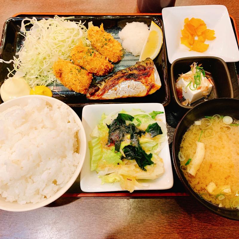 焼鯖とカキフライ定食(目利きの銀次 新潟駅前店)