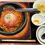 石焼丸ごとトマトパスタ(ダイニングたまり場)