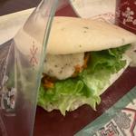 スペシャルサンド（ローストビーフ、トリュフ風味のマッシュポテト、チーズ）