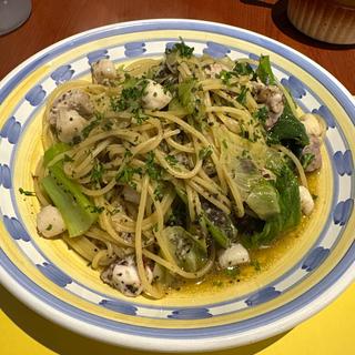 イタヤ貝小柱と鮮魚のオリーブアンチョビスパゲティ