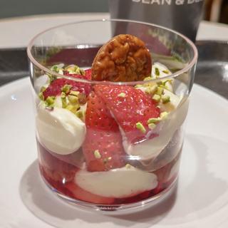 苺のミルフィーユプディング(DEAN & DELUCA カフェ コレットマーレみなとみらい)