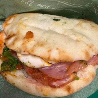 フォカッチャサンド（生ハム＆エッグ）(マンマ・ビスコッティーズ・ベーカリー)