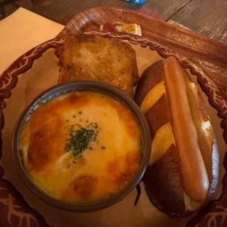 アソートプレート(ラタトゥイユ&ポテトグラタン、プレッツェルドッグ、骨付きハーブフライドチキン)(ラ・タベルヌ・ド・ガストン)