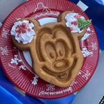 ミッキーワッフル、ストロベリーホイップとメイプルソース  