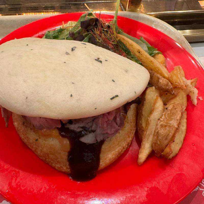 ローストビーフとチキンのホットサンド（チーズ、ハニーマスタードソース）、フライドポテト、サラダ(ディズニーランド プラザパビリオン・レストラン)