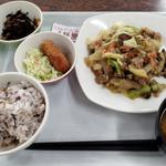 元気が出るメニュー(キャベツと茸のひき肉生姜炒め)