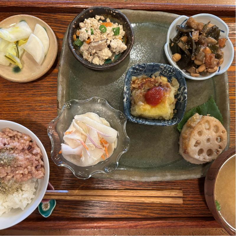 ランチ定食 日替わり5品(玄米定食らくだ)