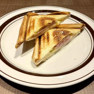 ハムチーズホットサンド(倉式珈琲店 都立大学駅前店)