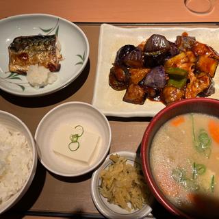 なす味噌と焼魚の定食 豚汁