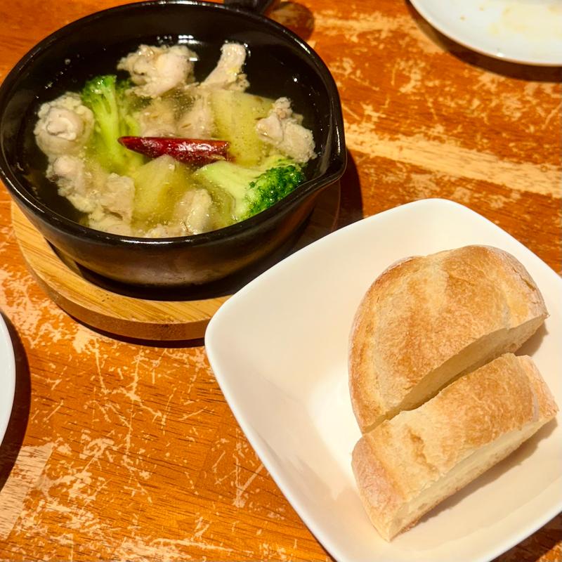 鶏ももとブロッコリーのアヒージョ(和光 日本酒バル まいかけ)