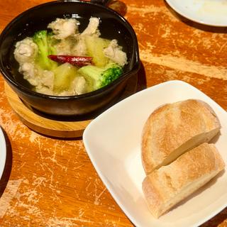 鶏ももとブロッコリーのアヒージョ(和光 日本酒バル まいかけ)