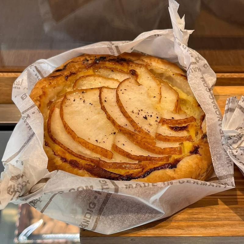 洋梨とゴルゴンゾーラのパイ(エキリーブル (équilibre))