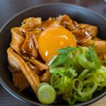 チャーシューユッケご飯（くじら食堂）