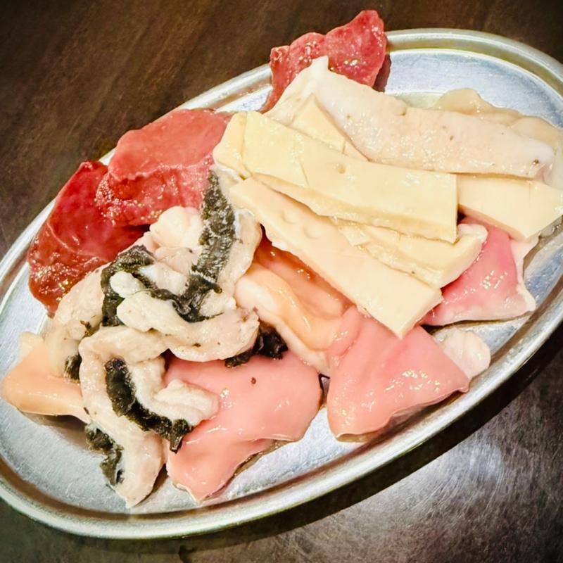 ホルモン盛合わせ(炭火焼肉ホルモンやまと西新店)