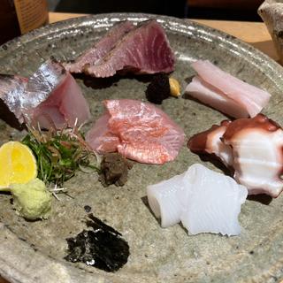 刺身盛り合わせ(新橋 日本酒 おだしと、おさけ。すずめ)