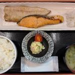 サバ塩焼きと鮭西京焼き定食(勝どき橋 まえ田)