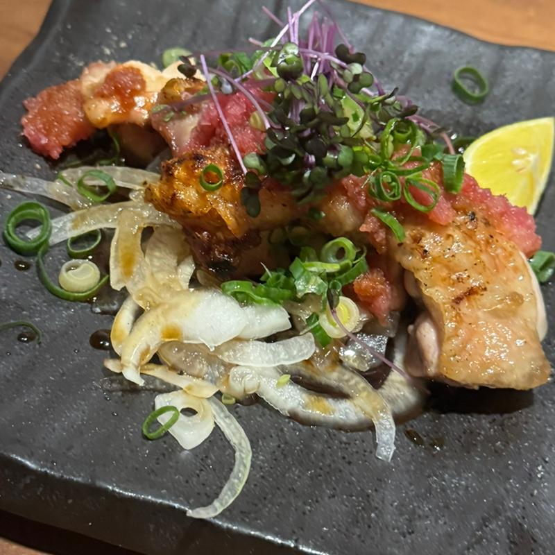 鶏モモ炭火タタキ(とさかーな居酒屋宴会喫煙店西明石)