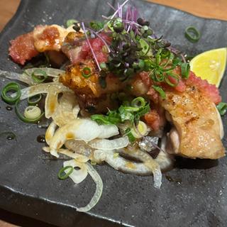 鶏モモ炭火タタキ(とさかーな居酒屋宴会喫煙店西明石)