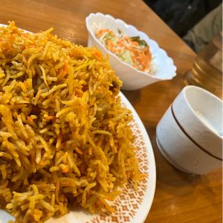 骨付きチキンビリヤニー(ジャサナ ダイニング&バー)