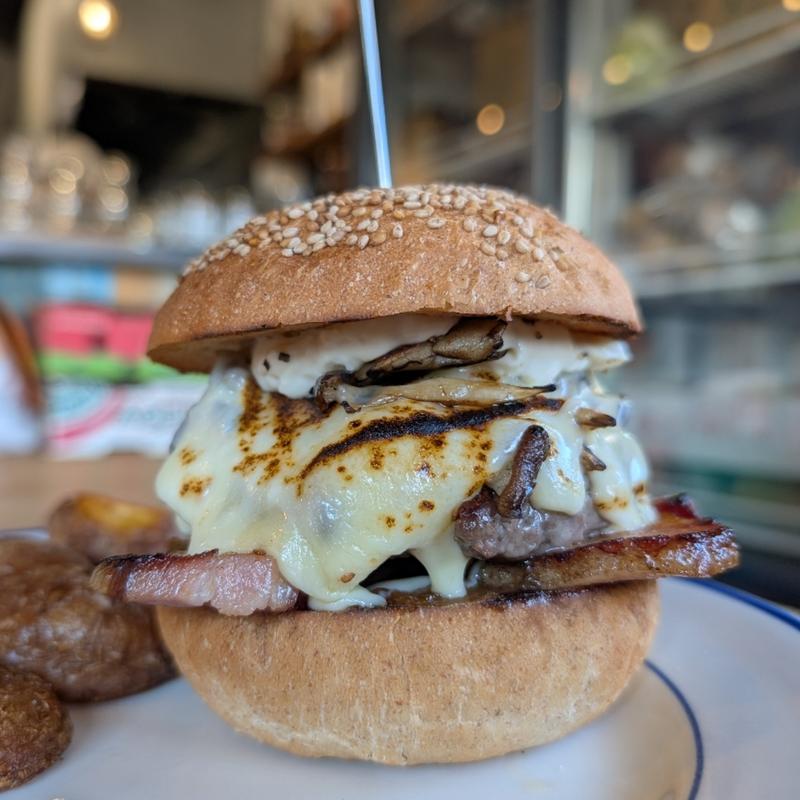 THE LOGGER'S BURGER(DAKOTA ・RUSTIC TABLE・)