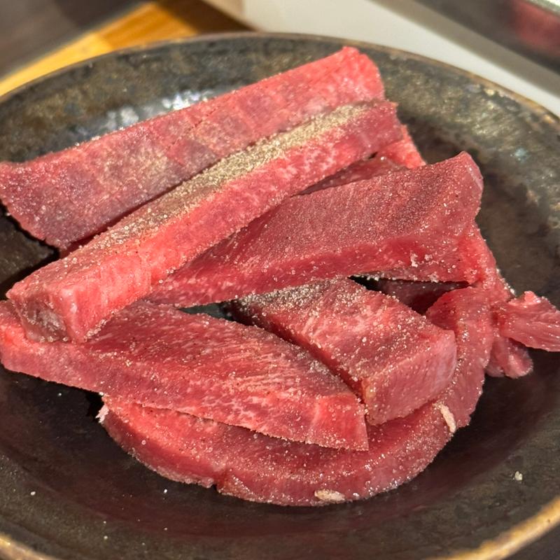 サービスのタンの切り落とし(あかね亭 焼肉部)