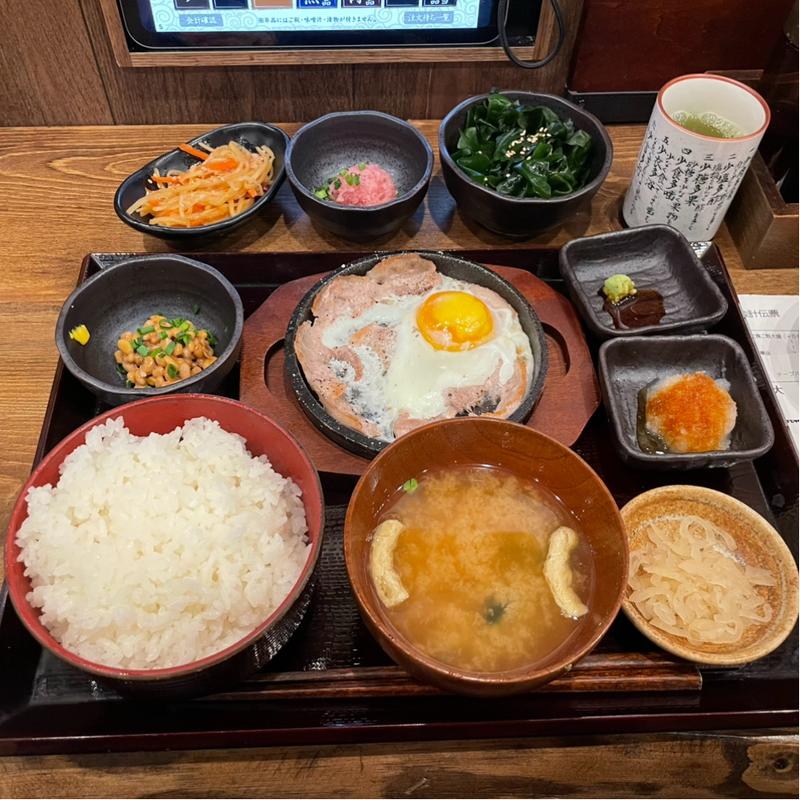 朝ぶたばら目玉焼き定食ご飯大盛、納豆、大根きんぴら、わかめ、ネギトロ(しんぱち食堂 川崎銀柳街店)