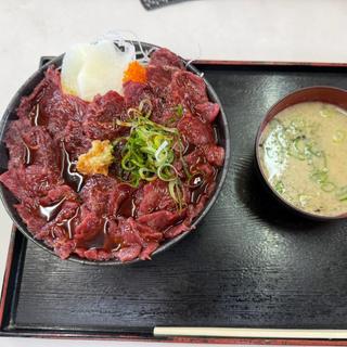 馬刺し丼 増し増し(食いもん屋 北甲斐道)