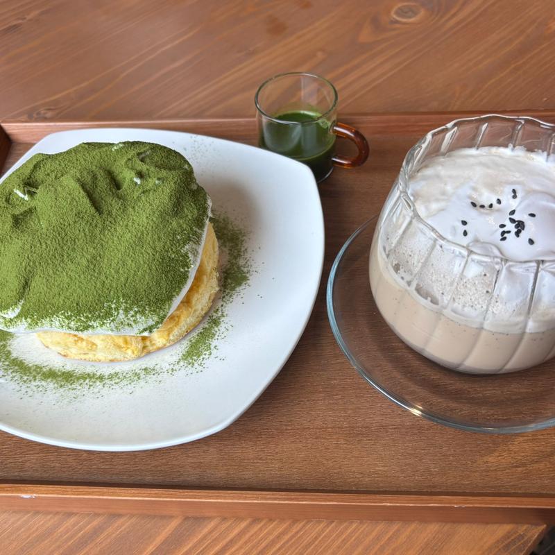 抹茶スフレパンケーキと黒ごま白玉ミルクティー(N'ma cafe)