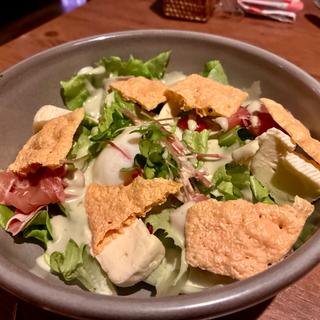 熟成生ハムとフランス産カマンベールチーズ、温泉玉子のサラダ