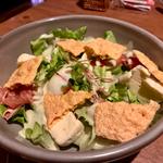 熟成生ハムとフランス産カマンベールチーズ、温泉玉子のサラダ