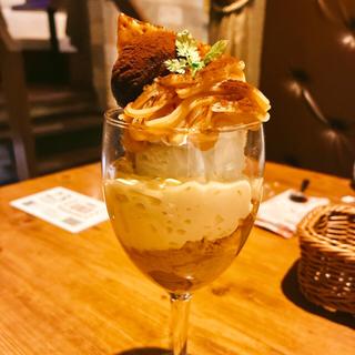 エスプレッソパンナコッタと塩ミルクジェラートの モンブラン仕立てのパフェ