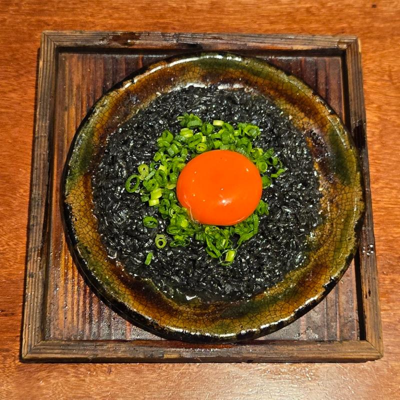 〆の焼飯 黒鶏油飯(焼鳥食堂)