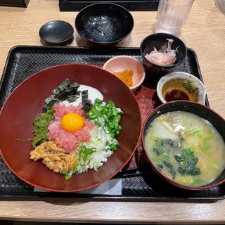 大戸屋ばくだん丼、たっぷり野菜の麦みそ汁(大戸屋ごはん処 川崎銀柳街店)