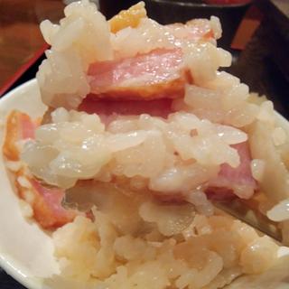 ベーコンチーズ釜飯(酒肴いそや)