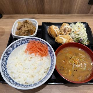 牛皿、から揚げ定食 とん汁変更(吉野家 足立保木間店)