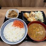 牛皿、から揚げ定食　とん汁変更(吉野家 足立保木間店)