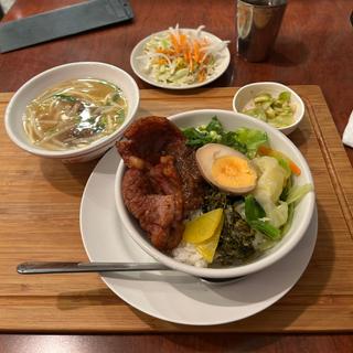 パイコー飯(台湾豚カツ丼)と担仔麺のセット(台湾担仔麺 )